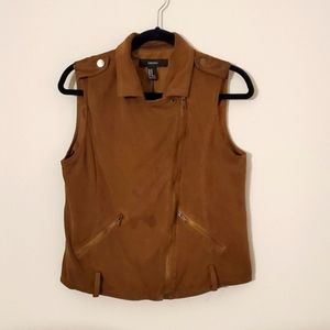 Sleeveless suede jacket with zippers